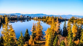 Strbske Pleso Strbske sjö i den höga Tatras nationalparken, norr Slovakien royaltyfri bild Strbske Pleso Strbske sjö i den höga Tatras nationalparken, norr Slovakien royaltyfri bild