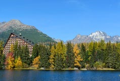 Strbske Pleso sjö i Slovakien royaltyfri bild Strbske Pleso sjö i Slovakien royaltyfri bild