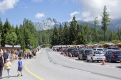 Strbske pleso Wysoki Tatras, Sistani, Lipiec,/- 9, 2017: Footpath i droga góry z samochodami i ludźmi, piękny dzień obrazy royalty free Strbske pleso Wysoki Tatras, Sistani, Lipiec,/- 9, 2017: Footpath i droga góry z samochodami i ludźmi, piękny dzień obrazy royalty free