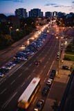 Streetview τή νύχτα με ένα λεωφορείο στα αυτοκίνητα δρόμων και χώρων στάθμευσης στοκ φωτογραφία με δικαίωμα ελεύθερης χρήσης Streetview τή νύχτα με ένα λεωφορείο στα αυτοκίνητα δρόμων και χώρων στάθμευσης στοκ φωτογραφία με δικαίωμα ελεύθερης χρήσης