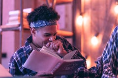 Streetwise młody człowiek śmia się za głośnym i próbuje chować jego zabawę z pięścią obrazy royalty free Streetwise młody człowiek śmia się za głośnym i próbuje chować jego zabawę z pięścią obrazy royalty free