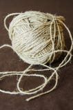 Streng van streng, kabel op een beige achtergrond Vlak leg royalty-vrije stock foto's Streng van streng, kabel op een beige achtergrond Vlak leg royalty-vrije stock foto's