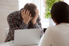 Stressad anställd som ner känner sig med företagsaffärskollaps royaltyfri foto Stressad anställd som ner känner sig med företagsaffärskollaps royaltyfri foto