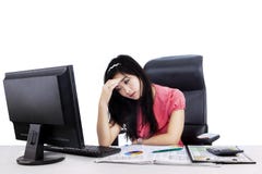 Stressad kvinna på arbete arkivfoto Stressad kvinna på arbete arkivfoto