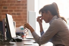 Stressed перегружал достигший возраста серединой работника офиса коммерсантки принимая стекла стоковые фото Stressed перегружал достигший возраста серединой работника офиса коммерсантки принимая стекла стоковые фото