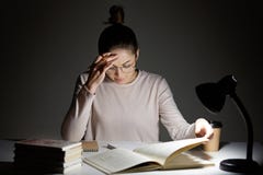 Stressiges Schulmädchen tut Haupt-assigment, neu schreibt Informationen vom Buch im Notizbuch, hält Hand auf Stirn, sich fühlt mü lizenzfreie stockfotografie Stressiges Schulmädchen tut Haupt-assigment, neu schreibt Informationen vom Buch im Notizbuch, hält Hand auf Stirn, sich fühlt mü lizenzfreie stockfotografie