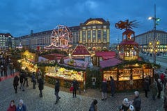 Striezelmarkt в Дрездене, одна из рождественских ярмарок Германии самых старых документированных стоковое фото Striezelmarkt в Дрездене, одна из рождественских ярмарок Германии самых старых документированных стоковое фото