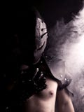 Strijder in masker in abstracte rook op zwarte achtergrond stock foto Strijder in masker in abstracte rook op zwarte achtergrond stock foto
