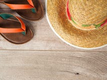 Strohhut und Pantoffel auf Holztisch Beschneidungspfad eingeschlossen Sommer vacatio stockfotografie Strohhut und Pantoffel auf Holztisch Beschneidungspfad eingeschlossen Sommer vacatio stockfotografie