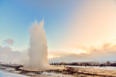Strokkur geysir zadziwia małej grupy turyści które otaczają zdjęcia stock Strokkur geysir zadziwia małej grupy turyści które otaczają zdjęcia stock
