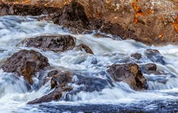 Stromend Water over Rotsen in Stroom royalty-vrije stock afbeelding Stromend Water over Rotsen in Stroom royalty-vrije stock afbeelding