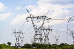 Strommasten, Itaipu-Verdammung, Brasilien stockbilder Strommasten, Itaipu-Verdammung, Brasilien stockbilder