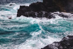 Stromyweer met grote golven bij rotsachtige kustlijn van het eiland van Oahu stock foto Stromyweer met grote golven bij rotsachtige kustlijn van het eiland van Oahu stock foto