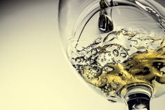 Stroom van het witte wijn gieten in een glas, het witte close-up van de wijnplons Zwart-witte foto met kleur van wijn stock afbeeldingen Stroom van het witte wijn gieten in een glas, het witte close-up van de wijnplons Zwart-witte foto met kleur van wijn stock afbeeldingen
