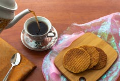 Stroopwafels с кофе служило от кувшина стоковое изображение rf Stroopwafels с кофе служило от кувшина стоковое изображение rf