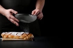 strudel op donkere achtergrond bakker het koken concept royalty-vrije stock afbeelding strudel op donkere achtergrond bakker het koken concept royalty-vrije stock afbeelding