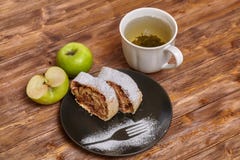 Strudel της Apple με τη ζάχαρη τήξης και σταφίδες στο μαύρο πιάτο στοκ φωτογραφίες με δικαίωμα ελεύθερης χρήσης Strudel της Apple με τη ζάχαρη τήξης και σταφίδες στο μαύρο πιάτο στοκ φωτογραφίες με δικαίωμα ελεύθερης χρήσης