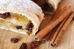 Strudel της Apple με τη ζάχαρη τήξης, ραβδιά κανέλας, ξύλινο υπόβαθρο στοκ εικόνες Strudel της Apple με τη ζάχαρη τήξης, ραβδιά κανέλας, ξύλινο υπόβαθρο στοκ εικόνες