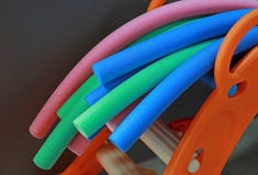 Strumentazione aerobica dell'acqua tagliatelle colorate dell'acqua immagini stock libere da diritti Strumentazione aerobica dell'acqua tagliatelle colorate dell'acqua immagini stock libere da diritti