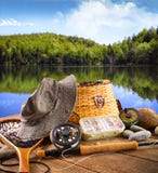 Strumentazione di pesca della mosca vicino ad un lago fotografia stock libera da diritti Strumentazione di pesca della mosca vicino ad un lago fotografia stock libera da diritti