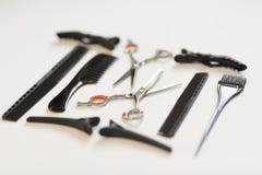 Strumenti di lavoro di parrucchiere per il taglio dei capelli + tingendo 2019 fotografia stock Strumenti di lavoro di parrucchiere per il taglio dei capelli + tingendo 2019 fotografia stock