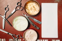 Strumenti per il hairstyling con la disposizione del piano della carta in bianco immagine stock libera da diritti Strumenti per il hairstyling con la disposizione del piano della carta in bianco immagine stock libera da diritti