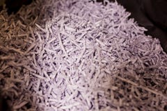 Struttura di carta tagliuzzata bianco per fondo fotografia stock libera da diritti Struttura di carta tagliuzzata bianco per fondo fotografia stock libera da diritti
