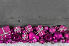 Struttura festiva di natale: il fondo di legno con il rosa presenta immagini stock libere da diritti Struttura festiva di natale: il fondo di legno con il rosa presenta immagini stock libere da diritti