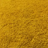 Struttura gialla del tessuto dell'asciugamano del primo piano immagine stock Struttura gialla del tessuto dell'asciugamano del primo piano immagine stock