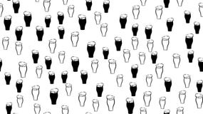 Strutturi il modello senza cuciture di molti vetri colorati delle tazze con la lager della luce fredda della birra ed il portator illustrazione vettoriale Strutturi il modello senza cuciture di molti vetri colorati delle tazze con la lager della luce fredda della birra ed il portator illustrazione vettoriale