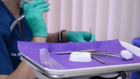 Strzał dentysta dosięga stół zbiory Strzał dentysta dosięga stół zbiory
