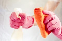 Strzał przez szkło ręk z łachmanu i kiści butelki cleaning housekeeping szklanym pojęciem f obraz stock Strzał przez szkło ręk z łachmanu i kiści butelki cleaning housekeeping szklanym pojęciem f obraz stock