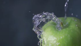Strömendes Wasser auf geschmackvollem grünem Apfel, Zeitlupe stock video footage Strömendes Wasser auf geschmackvollem grünem Apfel, Zeitlupe stock video footage