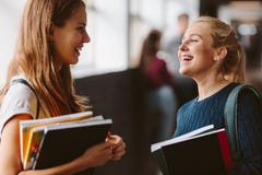 Studenci collegu gawędzi w korytarzu fotografia stock Studenci collegu gawędzi w korytarzu fotografia stock