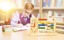 Student Child i skolan, ungepojkehandstil i klassrum, utbildning royaltyfria bilder Student Child i skolan, ungepojkehandstil i klassrum, utbildning royaltyfria bilder