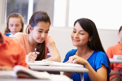 Student In Classroom för lärareHelping Female High skola royaltyfri bild Student In Classroom för lärareHelping Female High skola royaltyfri bild