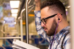 Student collegu studiuje z szkłami podczas gdy jadący uniwersytet metrem Pojęcie dojeżdżać do pracy, dedykacja, wysiłek, studia zdjęcia stock Student collegu studiuje z szkłami podczas gdy jadący uniwersytet metrem Pojęcie dojeżdżać do pracy, dedykacja, wysiłek, studia zdjęcia stock