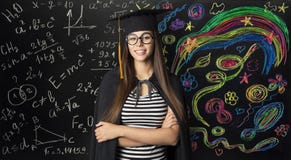 Student in de Hoed van de Baretgraduatie, Jonge Vrouw het Leren Wiskunde Royalty-vrije Stock Fotografie Student in de Hoed van de Baretgraduatie, Jonge Vrouw het Leren Wiskunde Royalty-vrije Stock Fotografie