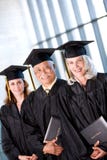 Student: Groep Glimlachende Volwassen Studenten bij Graduatie stock afbeeldingen Student: Groep Glimlachende Volwassen Studenten bij Graduatie stock afbeeldingen