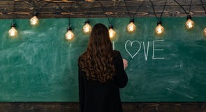 Student Life Stående av flickatonåringen i skola Ton?ringskola Ung gullig ton?rs- flicka i klassrum p? svart tavla royaltyfri foto Student Life Stående av flickatonåringen i skola Ton?ringskola Ung gullig ton?rs- flicka i klassrum p? svart tavla royaltyfri foto