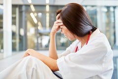 Student medycyny zadawala o pomy?lnym egzaminie zdjęcie stock Student medycyny zadawala o pomy?lnym egzaminie zdjęcie stock