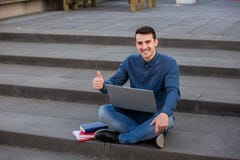 Student mit dem Daumen herauf Geste stockfotos Student mit dem Daumen herauf Geste stockfotos