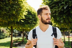 Student mit Rucksack draußen lizenzfreies stockfoto Student mit Rucksack draußen lizenzfreies stockfoto