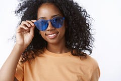 Studentafrofrisur des überzeugten sorglosen attraktiven Afroamerikaners junge, welche die Sonnenbrille trägt Eyewear überprüft stockbild Studentafrofrisur des überzeugten sorglosen attraktiven Afroamerikaners junge, welche die Sonnenbrille trägt Eyewear überprüft stockbild