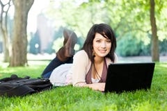 Studente di college della corsa Mixed con il computer portatile fotografia stock Studente di college della corsa Mixed con il computer portatile fotografia stock