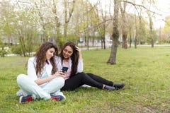 Studente femminile di medici all'aperto con il telefono Priorit? bassa medica Concetto di formazione studenti vicino all'ospedale fotografie stock Studente femminile di medici all'aperto con il telefono Priorit? bassa medica Concetto di formazione studenti vicino all'ospedale fotografie stock