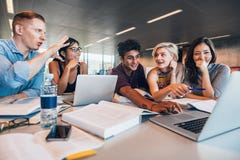Studenten die aan academisch project samenwerken stock fotografie Studenten die aan academisch project samenwerken stock fotografie