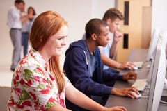 Studenten, die Computer auf Medien-Studien-Kurs verwenden Lizenzfreie Stockfotos Studenten, die Computer auf Medien-Studien-Kurs verwenden Lizenzfreie Stockfotos