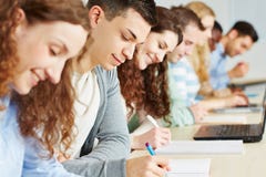 Studenten, die Prüfung in der Universität nehmen stockbild Studenten, die Prüfung in der Universität nehmen stockbild