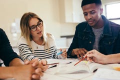 Studenten, die zusammen in einer Bibliothek studieren lizenzfreie stockbilder Studenten, die zusammen in einer Bibliothek studieren lizenzfreie stockbilder